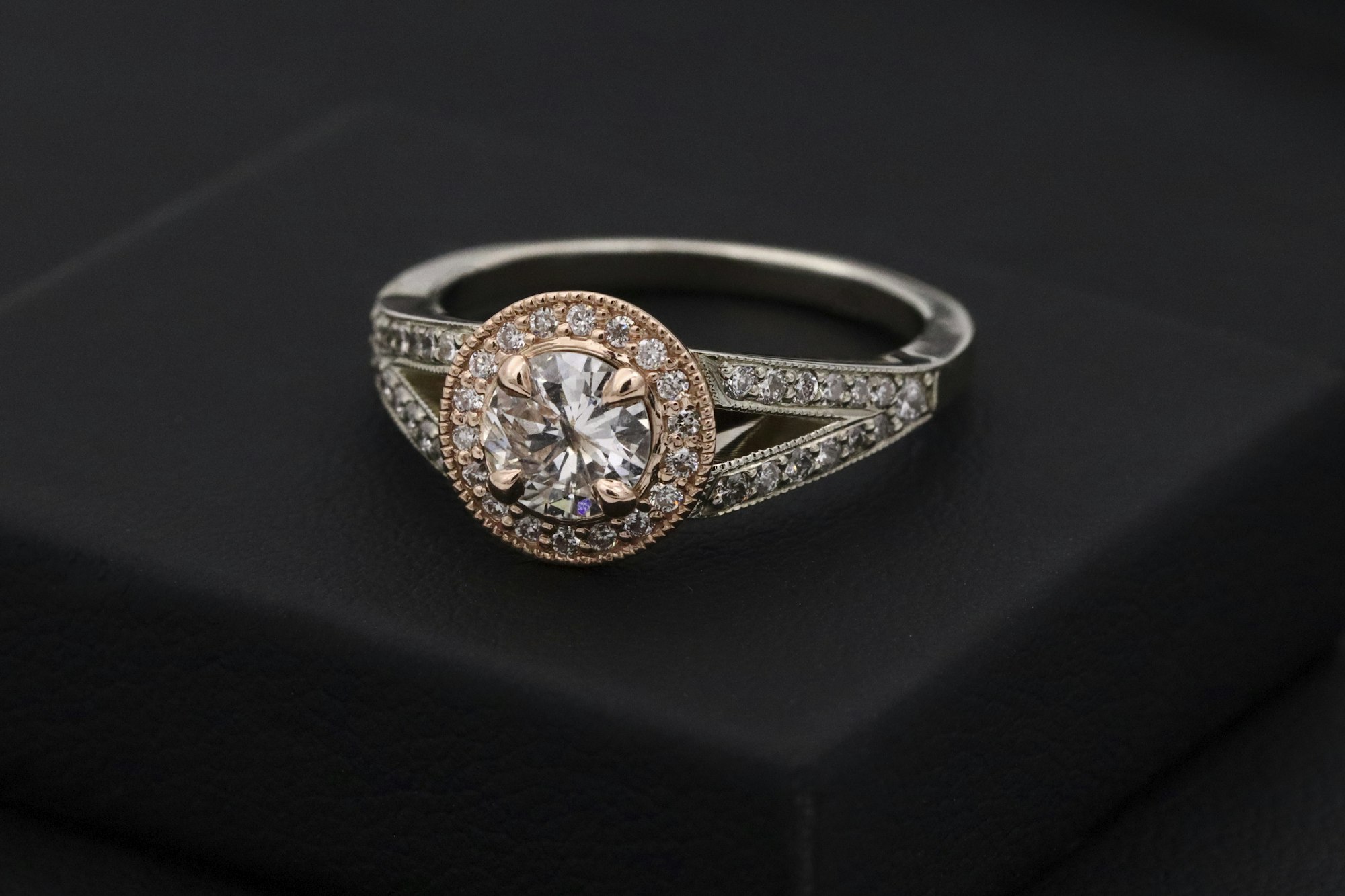 Anillo de diamante con halo de oro rosa
